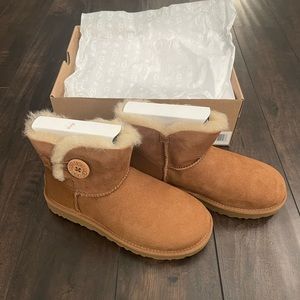 UGG NWT short bailey button in chestnut.